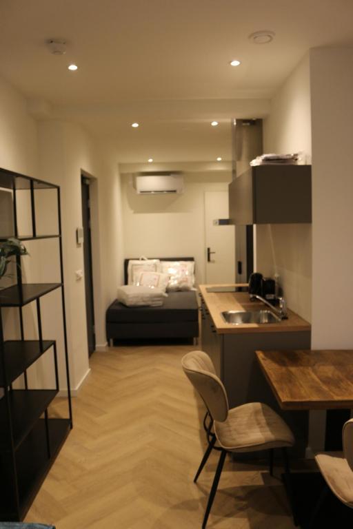 Camera piccola con letto, tavolo e sedie di LuxeLiving-Studio F a Eindhoven