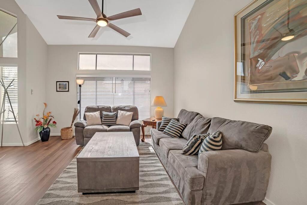 Χώρος καθιστικού στο Luxury modern home in Las Vegas
