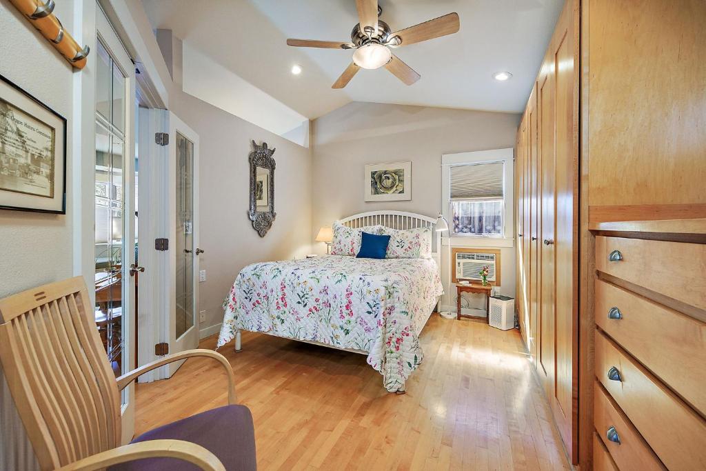 um quarto com uma cama e uma ventoinha de tecto em Hanna's House by WanderLodges em Ashland