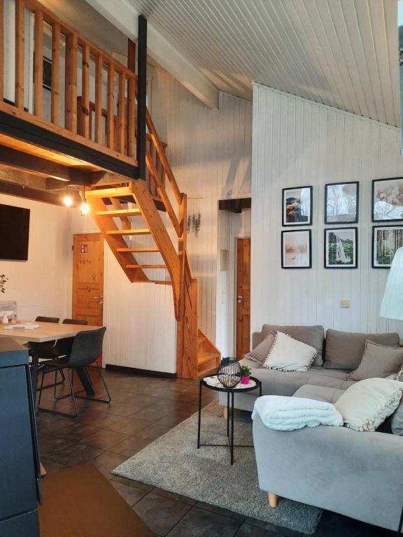 Ein Sitzbereich in der Unterkunft Ferienhaus "Auszeit mit Herz" im Ferienpark Extertal - Kamin, Fass-Sauna, Massagesessel