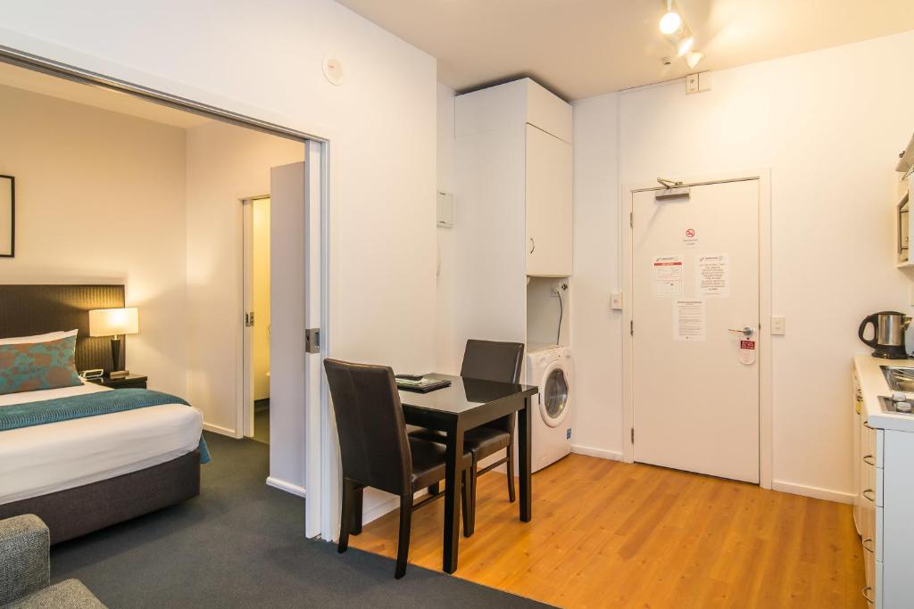Postel nebo postele na pokoji v ubytování Gilmer Apartment Hotel