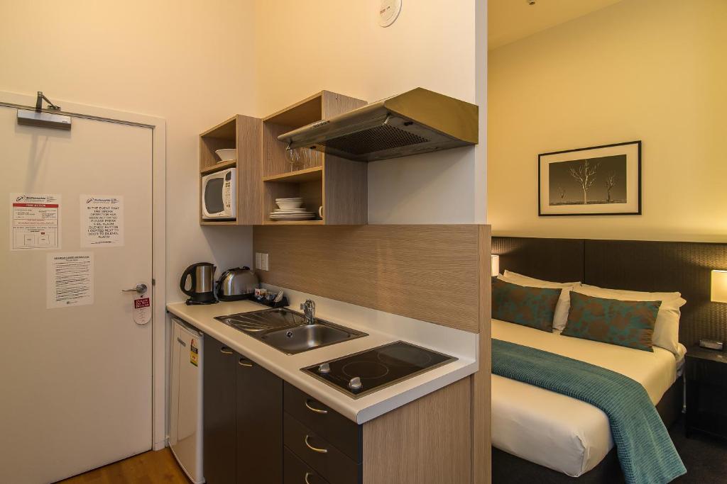 Kuchyň nebo kuchyňský kout v ubytování Gilmer Apartment Hotel