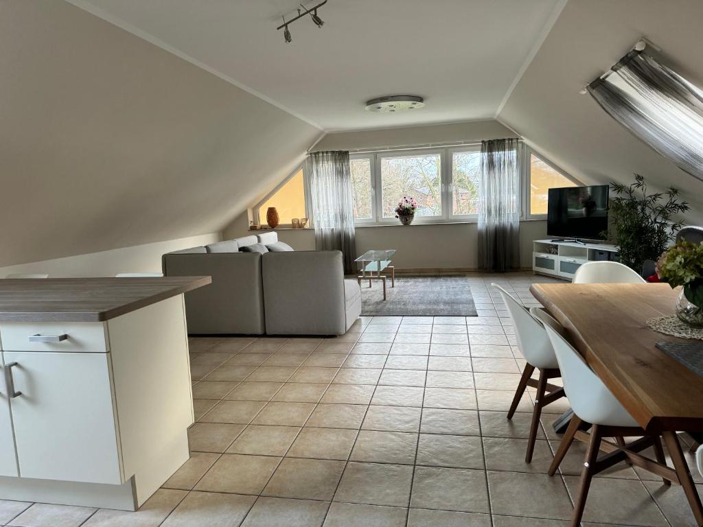 a kitchen and living room with a table and chairs at Happy Moor in Rellingen