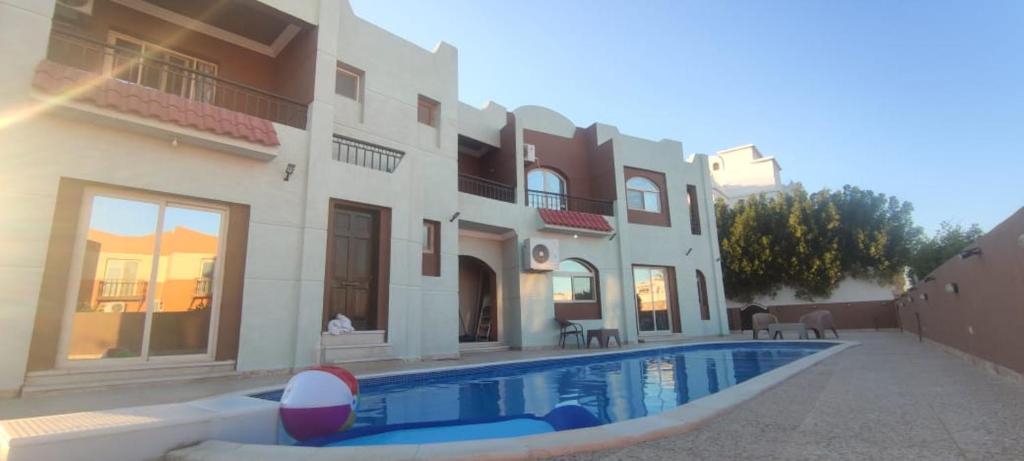 una casa con piscina frente a ella en شرم الشيخ en Alexandría