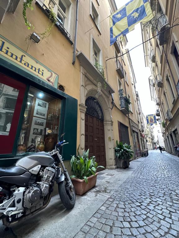 una moto parcheggiata di fronte a un edificio in una strada di Mokai Torino Centro a Torino