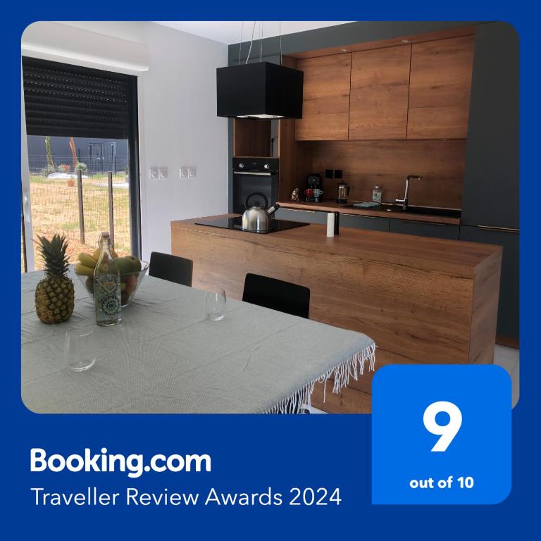 une cuisine avec une table et un ananas. dans l'établissement * Maison de Ville en Pleine Nature *, à Marseille