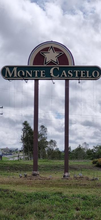 ein Schild für die Monticello Cantileveredietyietyietyietyietyowment in der Unterkunft Apartamento no condomínio Flats Monte Castelo, o melhor de Gravatá in Bezerros