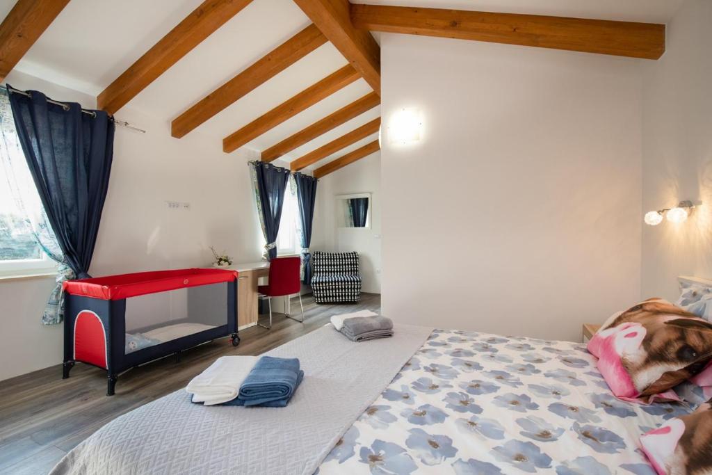 Łóżko lub łóżka w pokoju w obiekcie Holiday Home Fradelani