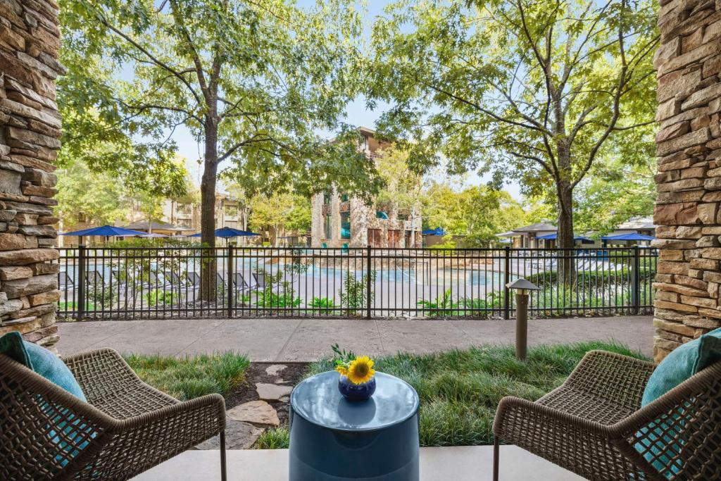 The Woodlands Resort, Curio Collection by Hilton - King Room Met Toegang Tot Het Zwembad