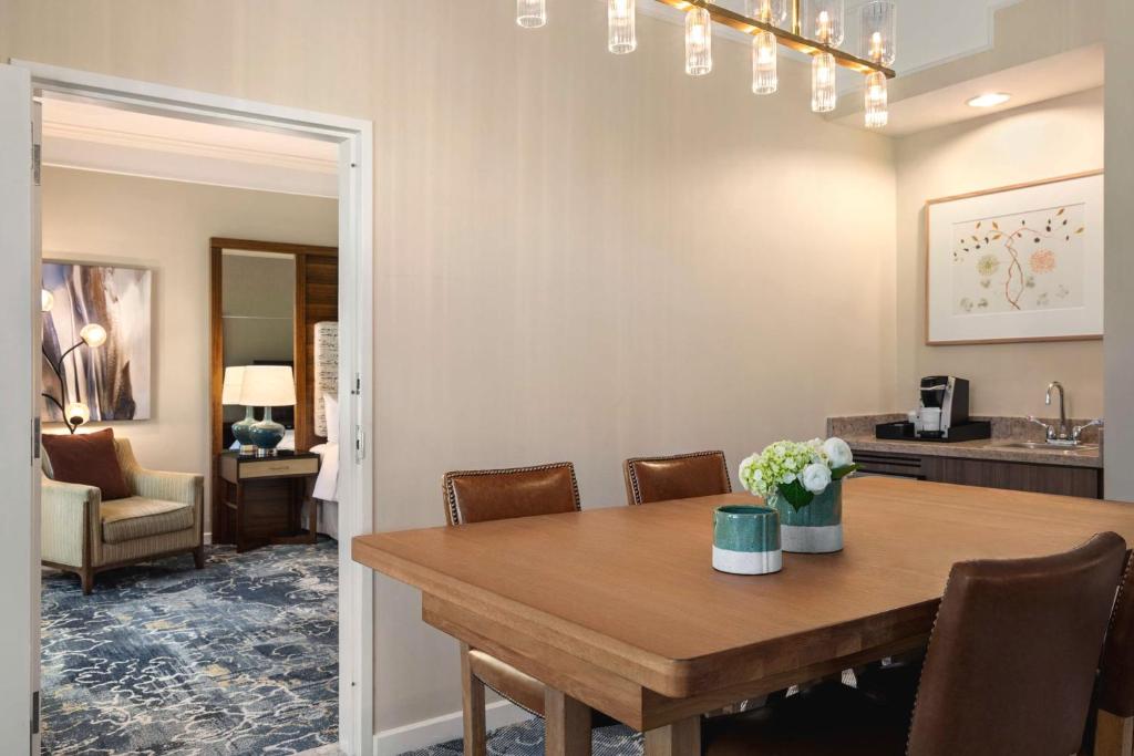 The Woodlands Resort, Curio Collection by Hilton - King Kamer Met één Slaapkamer Met Een Bankje