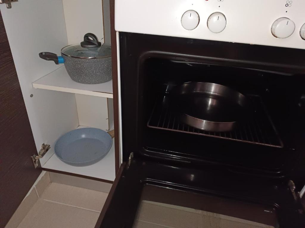 a pot is sitting inside of an oven at 3 min from central station No2 private free parking in Thessaloniki