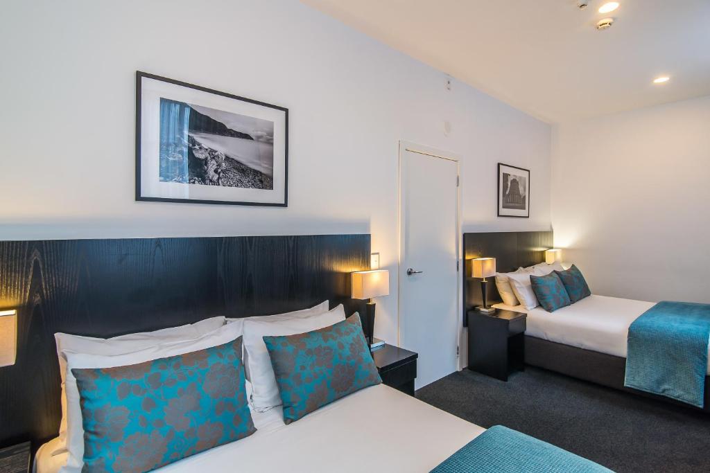 Postel nebo postele na pokoji v ubytování Gilmer Apartment Hotel