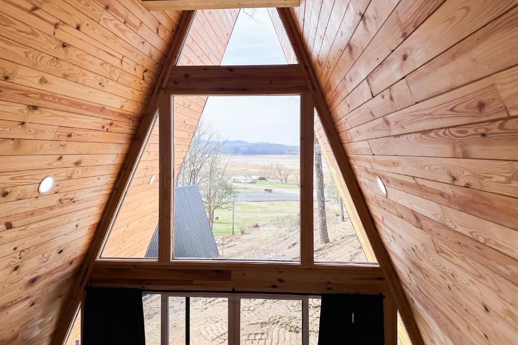 uma vista do sótão de uma casa de madeira com uma grande janela em A is for A-Frame em Dandridge