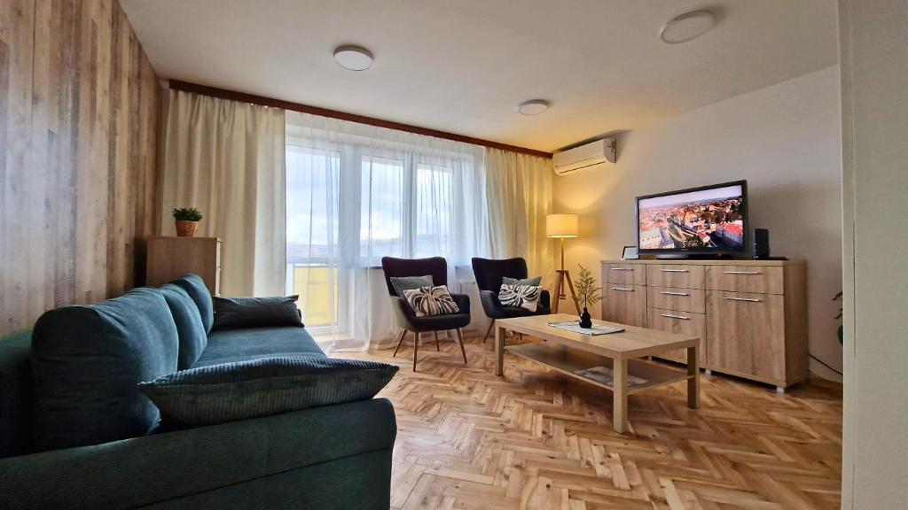 een woonkamer met een bank en een tafel bij Apartament Nepomucen in Przemyśl