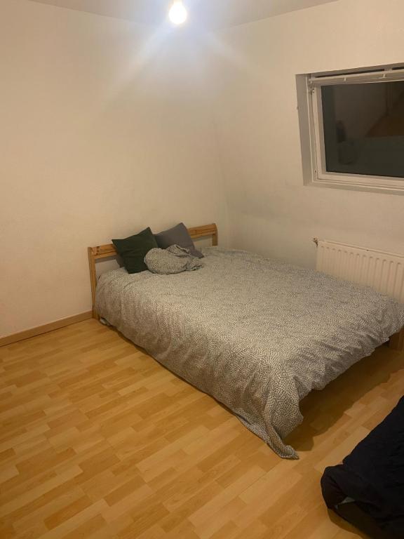 ein Schlafzimmer mit einem Bett und einem TV an der Wand in der Unterkunft Maison familiale Lille in Lille