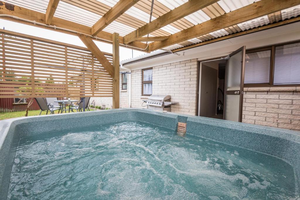 einen Pool in einem Haus mit Dach in der Unterkunft Beez Kneez in Rotorua