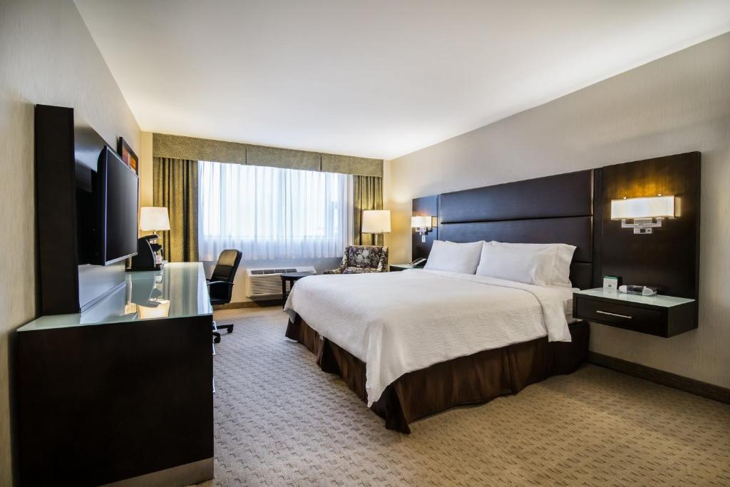 A bed or beds in a room at Holiday Inn Vancouver-Centre Broadway, an IHG Hotel