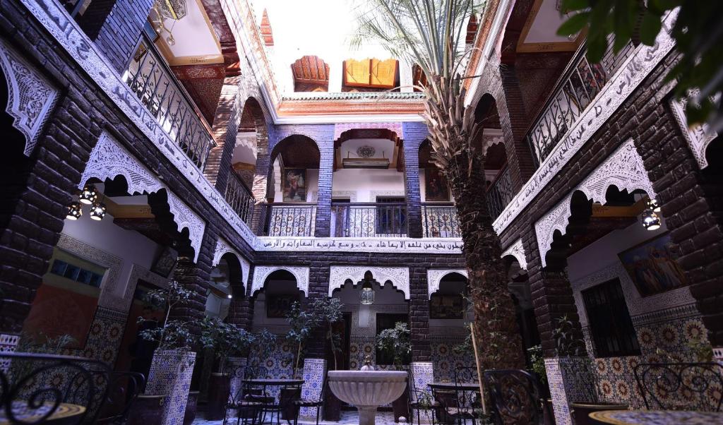 馬拉喀什的住宿－利亞德幻想曲酒店，棕榈树的建筑中的一个中庭