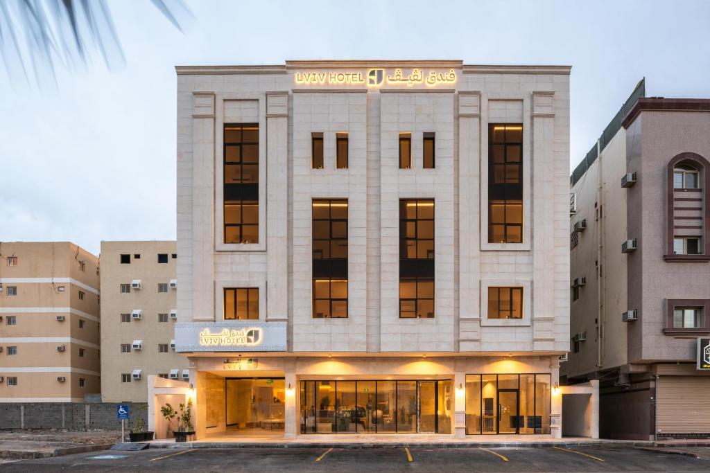 duży biały budynek z napisem w obiekcie فندق لفيف lviv hotel w Medynie