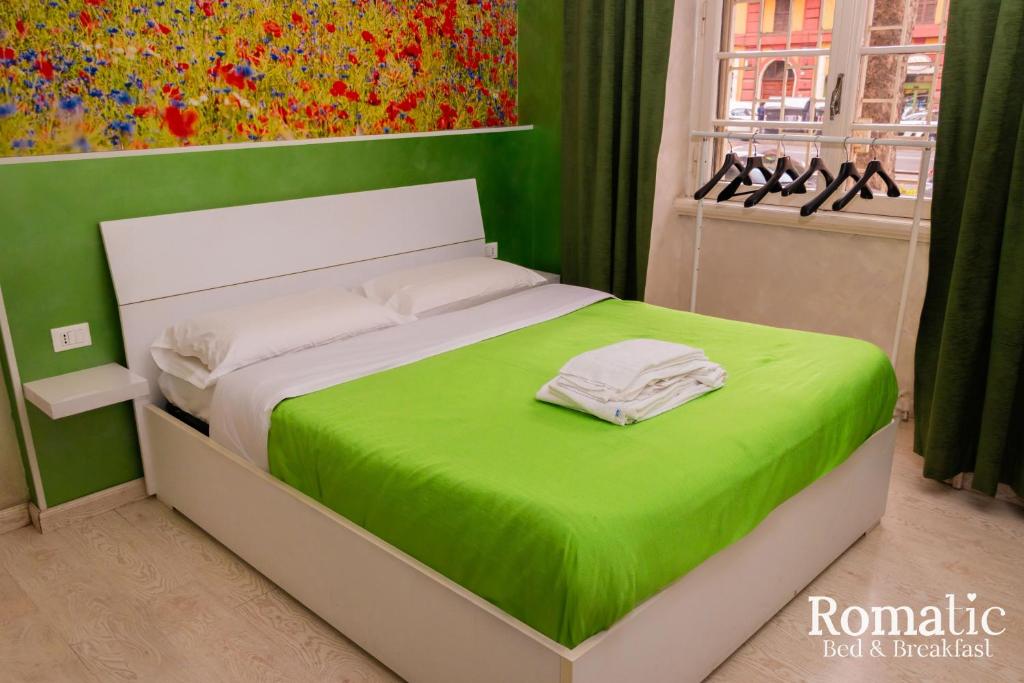 ローマにあるRomaticのベッドルーム1室(ベッド1台、緑の毛布付)