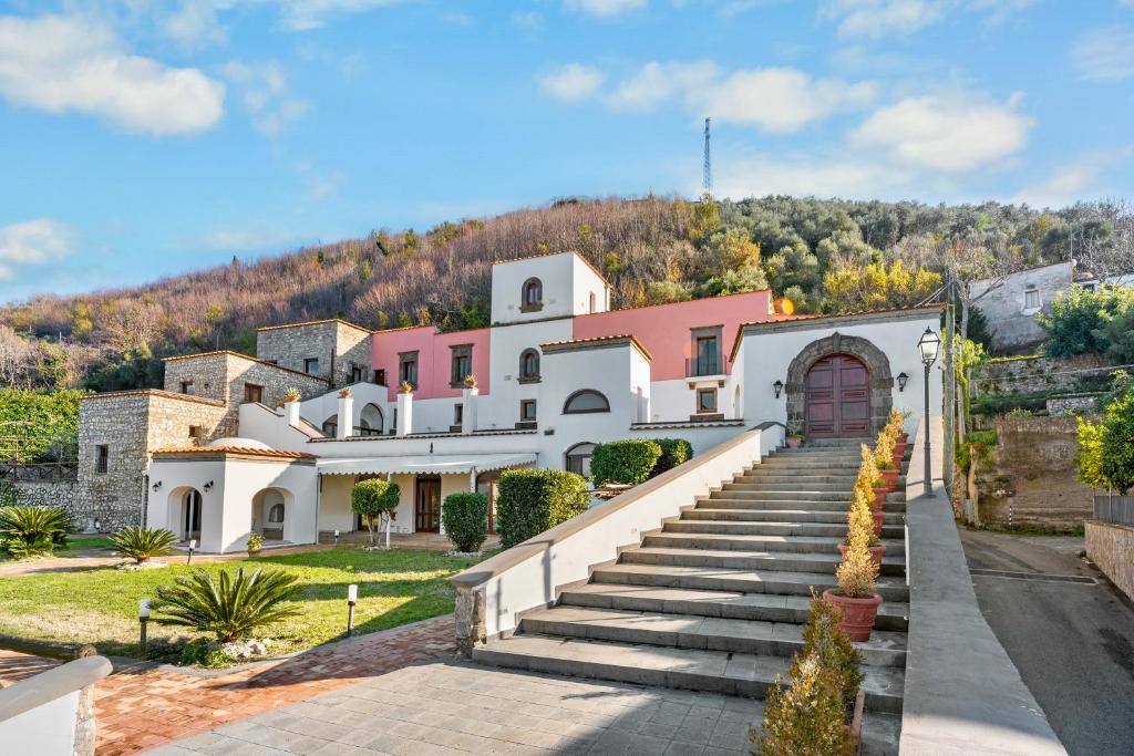 una casa en una colina con escaleras delante en Villa della Porta, Amalfi Coast - Historical heritage, en Vico Equense