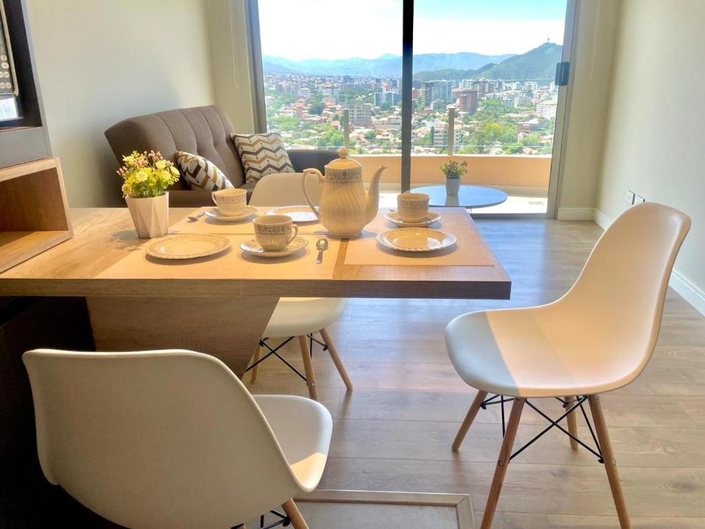a dining room with a table and chairs with a view at Lujo & Vista soñada en Cocha in Cochabamba