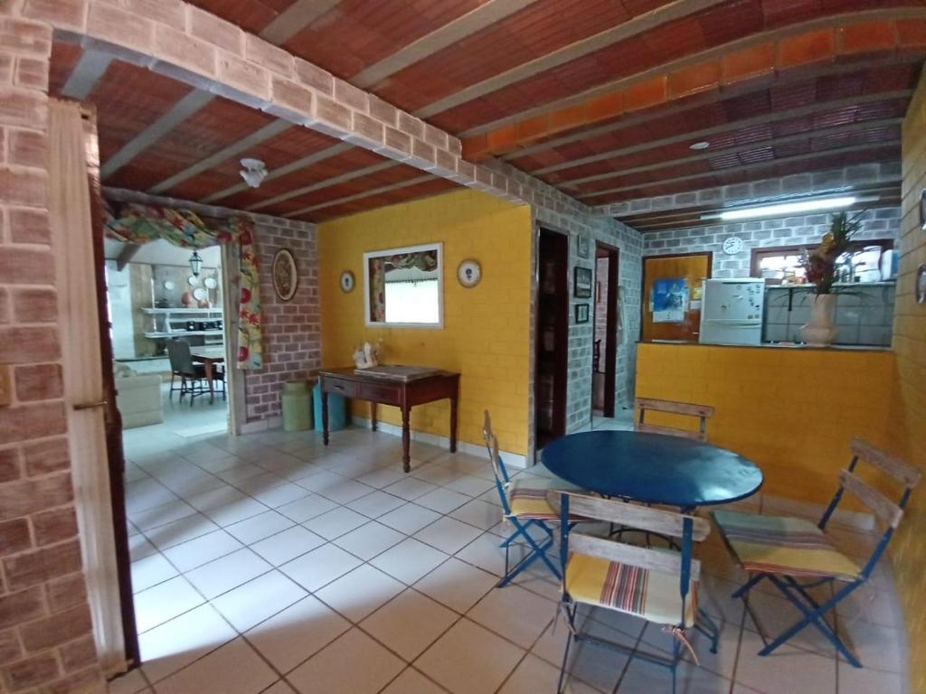 a kitchen and dining room with a table and chairs at Casa Aconchegante 1 in Chã Grande