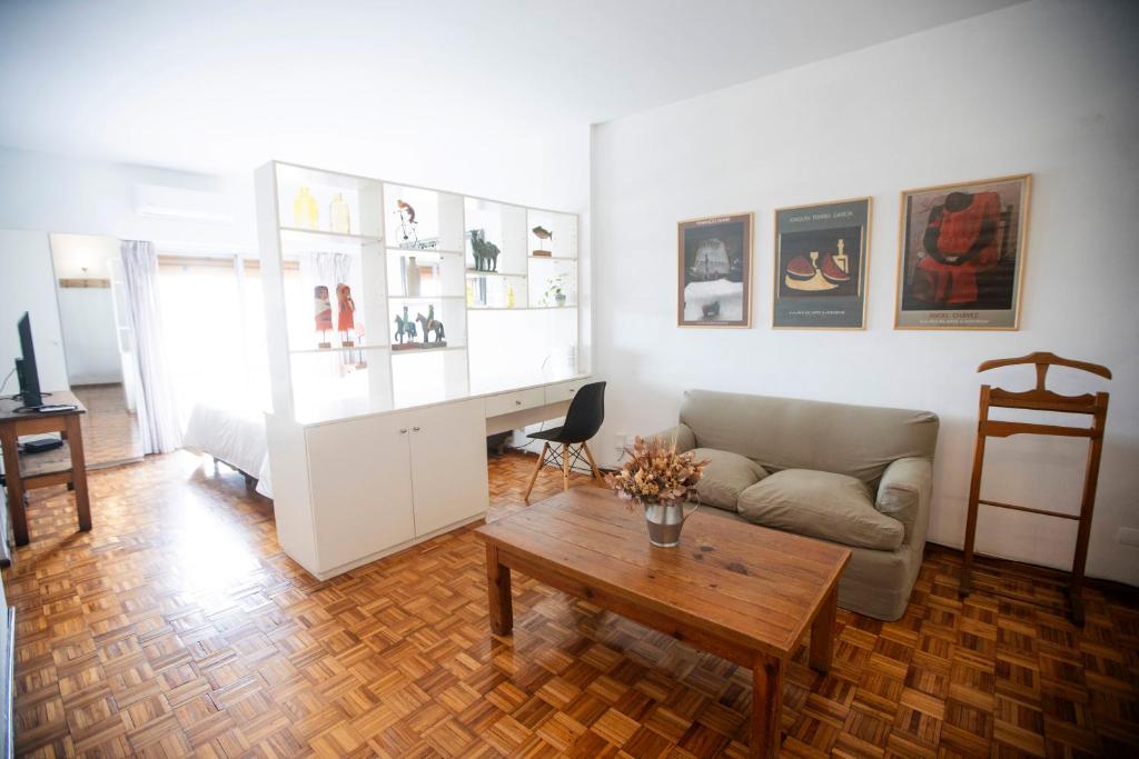 sala de estar con sofá y mesa en Cozy Apartment in the heart of Recoleta en Buenos Aires