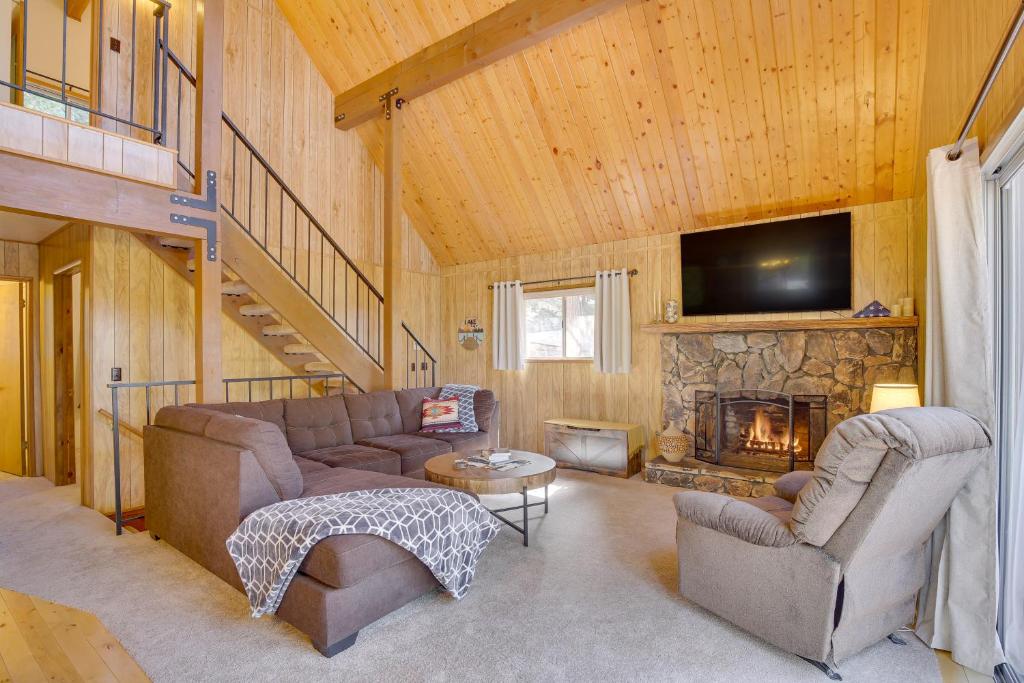 Χώρος καθιστικού στο Woodsy Lake Arrowhead Cabin with Fire Pit Table