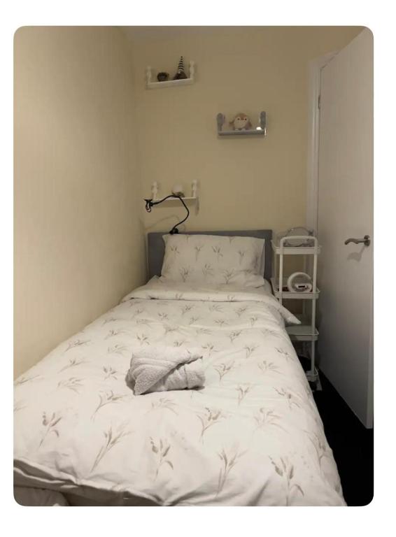 Letto bianco in una piccola camera con di Quaint and Serene Single room a Londra