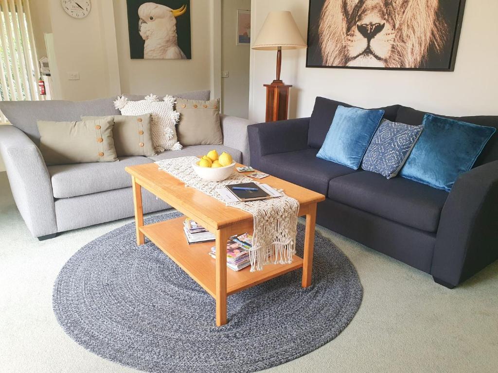 比奇沃斯Stanley Hideaway的带沙发和咖啡桌的客厅