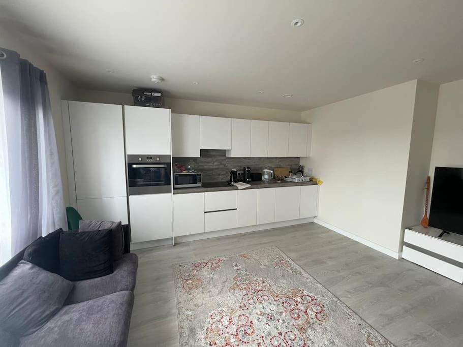 sala de estar con sofá y cocina en Lovely 1 bed flat with 1 min walk to metro station, en Hendon