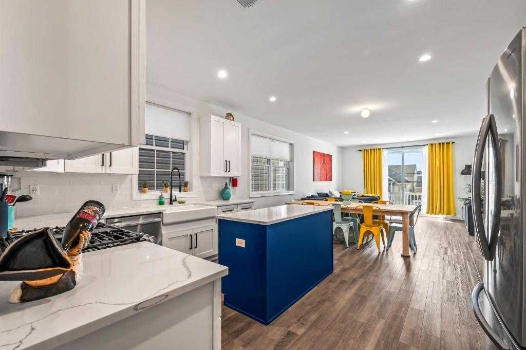 Eldhús eða eldhúskrókur á Beach House Steps away from the Boardwalk and Beach with Ocean Views in Seaside Heights!