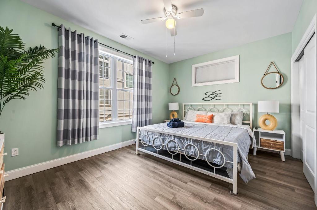 Rúm í herbergi á Beach House Steps away from the Boardwalk and Beach with Ocean Views in Seaside Heights!