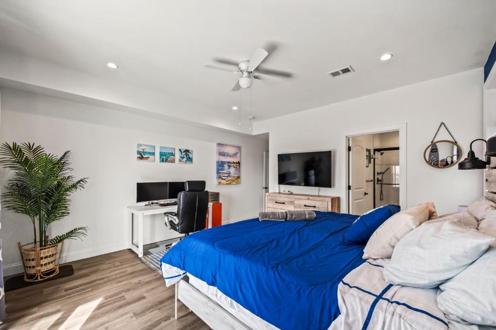 Rúm í herbergi á Beach House Steps away from the Boardwalk and Beach with Ocean Views in Seaside Heights!