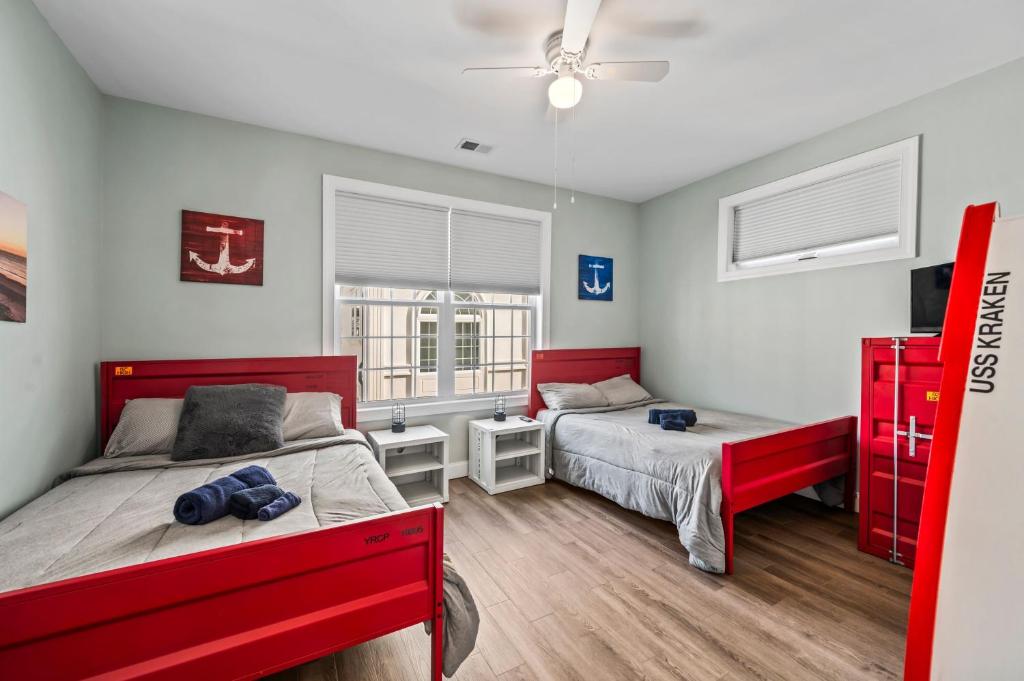 Rúm í herbergi á Beach House Steps away from the Boardwalk and Beach with Ocean Views in Seaside Heights!