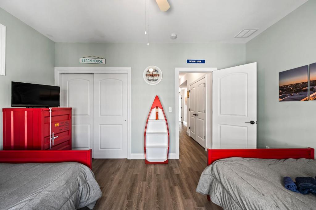 Rúm í herbergi á Beach House Steps away from the Boardwalk and Beach with Ocean Views in Seaside Heights!