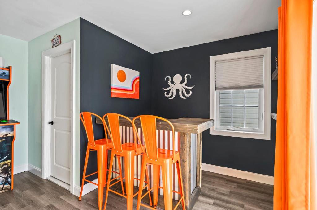 Mynd úr myndasafni af Beach House Steps away from the Boardwalk and Beach with Ocean Views in Seaside Heights! í Seaside Heights
