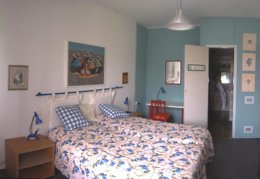 a bedroom with a bed with blue walls at Guesthouse La Rocca in Grassobbio