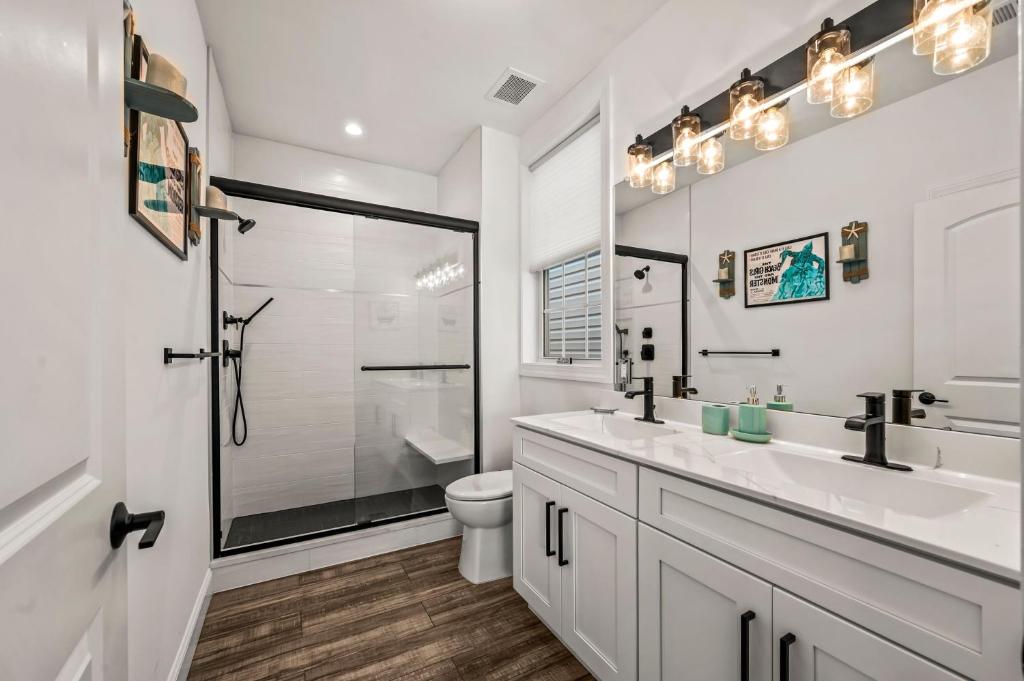 Baðherbergi á Beach House Steps away from the Boardwalk and Beach with Ocean Views in Seaside Heights!