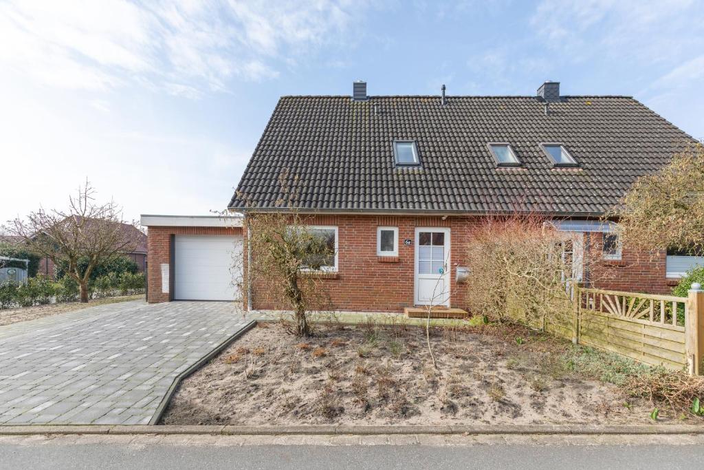 una casa de ladrillo con una entrada delante de ella en Bräist Hus, en Bredstedt