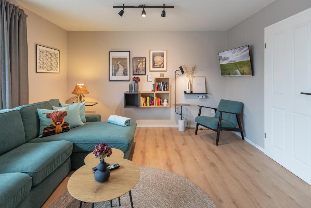 ein Wohnzimmer mit Sofa und Tisch in der Unterkunft Bräist Hus in Bredstedt