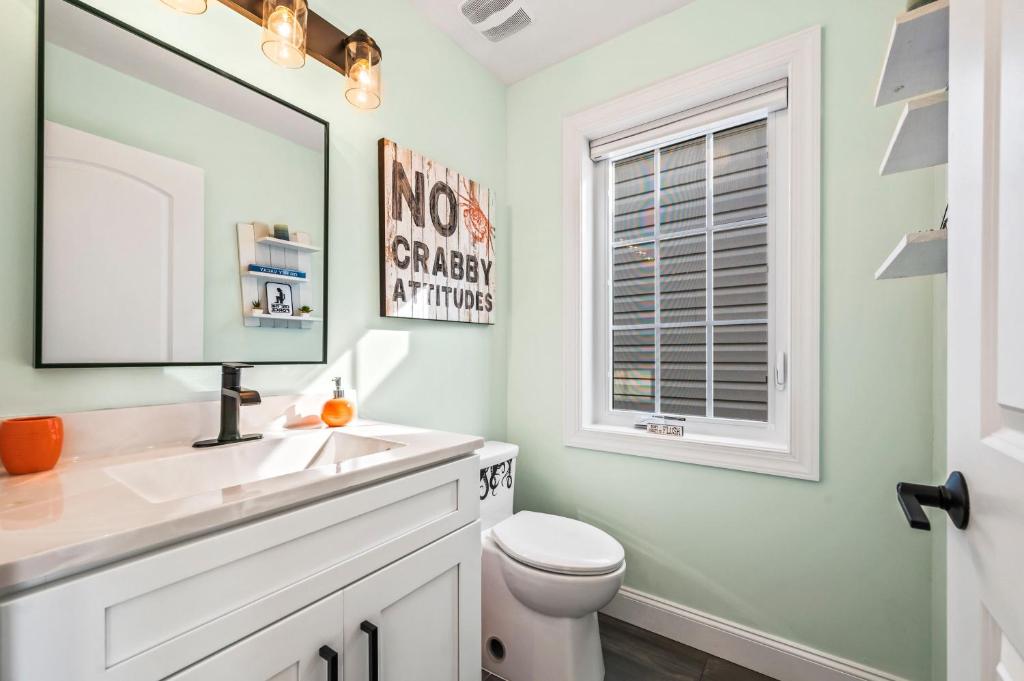 Baðherbergi á Beach House Steps away from the Boardwalk and Beach with Ocean Views in Seaside Heights!
