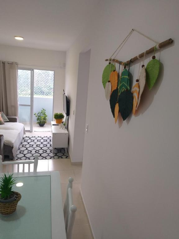 una sala de estar con una decoración en forma de corazón en la pared en Apartamento para locação em Itajai SC en Itajaí