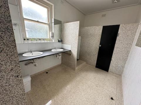 La salle de bains est pourvue d'un lavabo et d'une fenêtre. dans l'établissement Minlaton Hotel, à Minlaton