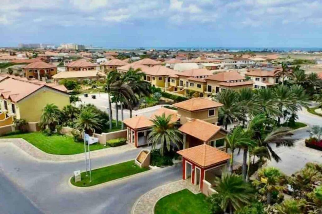 una vista aérea de un complejo con palmeras y casas en Condominio Gold Coast 2BR 3BTH en Palm-Eagle Beach