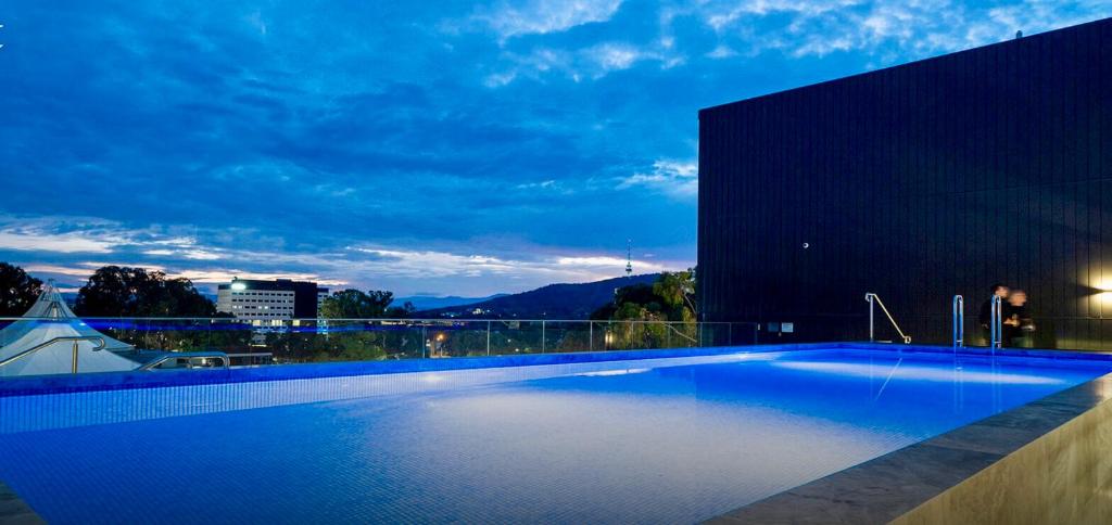 una gran piscina en la parte superior de un edificio en The Hamptons - Lux 2 Bed 2 Bath, Pool - Central Location en Canberra