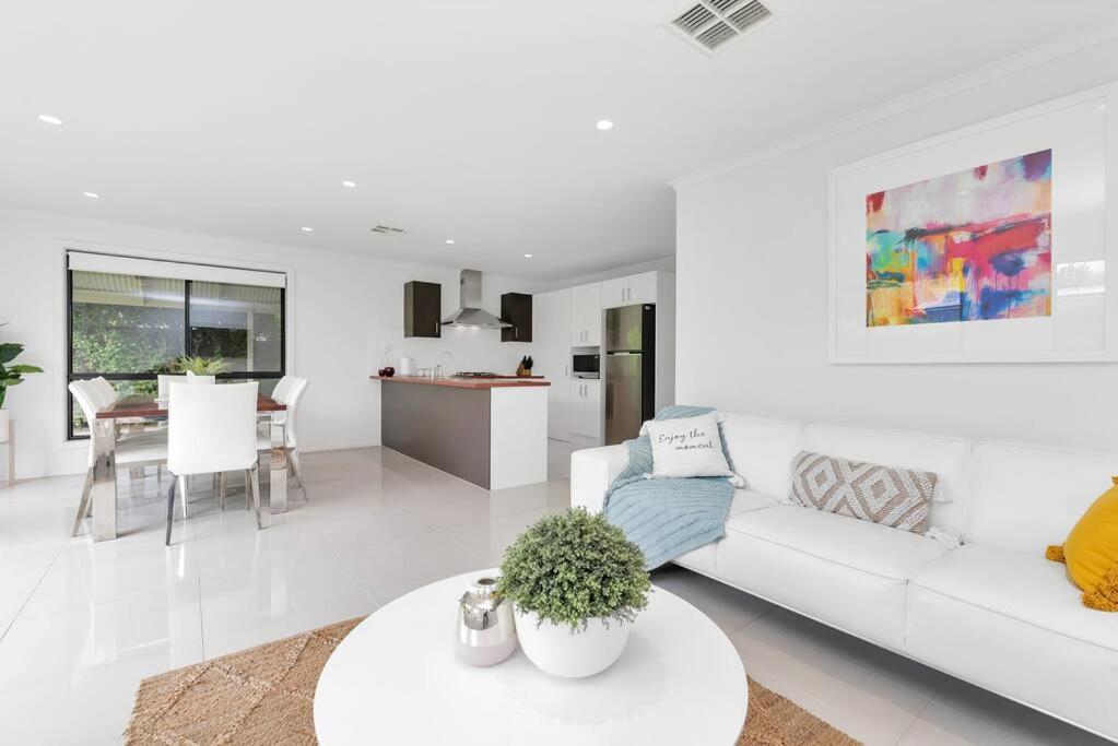 een witte woonkamer met een witte bank en een tafel bij Entire home in Mount Barker in Mount Barker