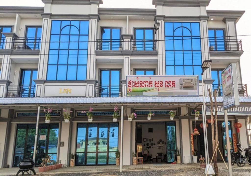 un gran edificio con un cartel delante en Leng Seng Na Hotel, en Battambang