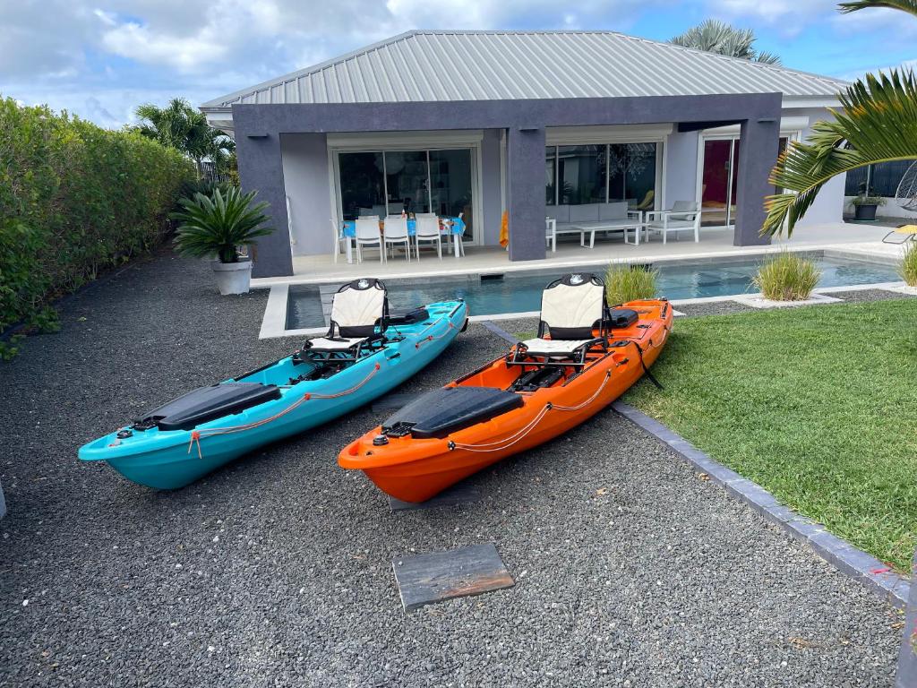 Deux kayaks sont garés devant une maison dans l'établissement Guadeloupe Evasion Passion, à Saint-François